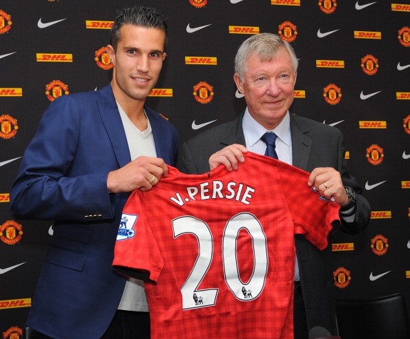 Van Persie sẽ mang áo số 20 ở Man United, số áo cũ của Fabio da Silva, người đã được cho đi học việc ở QPR.
